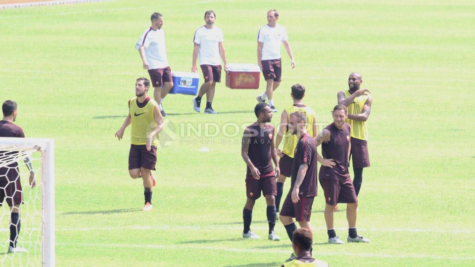 Selain Totti dan Nainggolan, mantan pemain Chelsea Ashley Cole juga terlihat mengikuti latihan.